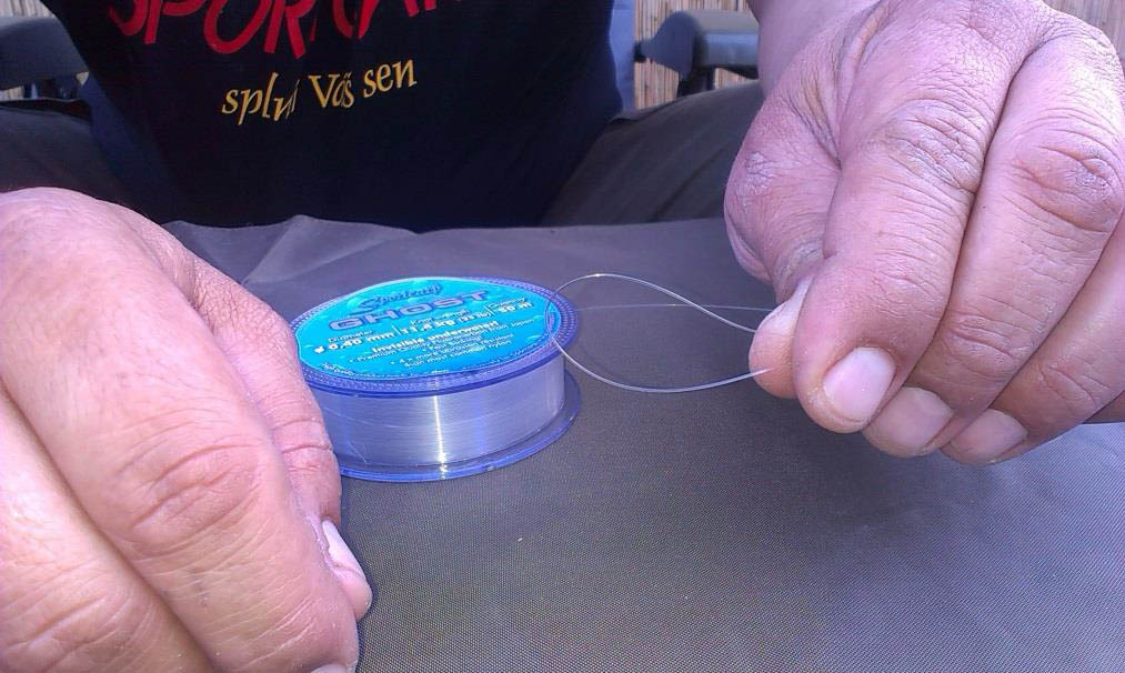 A fluorocarbon zsinóron egyszerű hurkot kötünk és behúzzuk a kötést