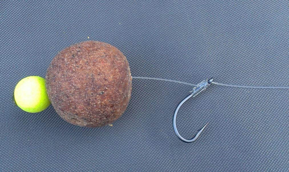 A fűzőtűre egy szem pop-up bojlit fűzűnk